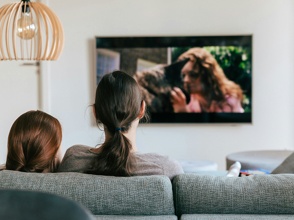 リビングで映画を観る家族